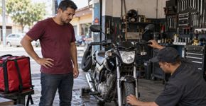 Homem financiou uma moto usada para trabalhar com entregas, começou a sentir o guidão puxar para um lado e ouviu do mecânico uma pergunta sobre o histórico do veículo que o vendedor nunca tinha mencionado