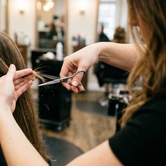 Featured mobile: Adeus ao cabelo reto e sem movimento: o corte em camadas que voltou com força e deixa os fios mais leves sem tirar muito comprimento