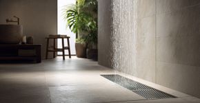 Banheiros ganham mais espaço com duchas italianas sem barreiras