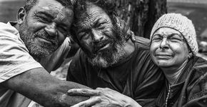Exposição no metrô lança olhar a moradores de rua em SP