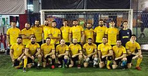 Amigos gays criam time de futebol para fugir do preconceito