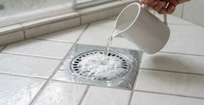 Quem limpa o ralo do banheiro com bicarbonato e água fervente se livra do cheiro de esgoto