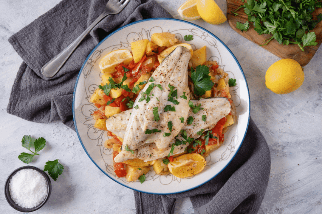 Tilápia assada com legumes (Imagem: Azra H | Shutterstock)