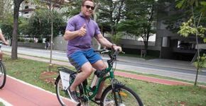 Flagra: Arnold Schwarzenegger anda de bike nas ciclovias de SP