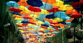 Um céu de guarda-chuvas em Águeda, Portugal