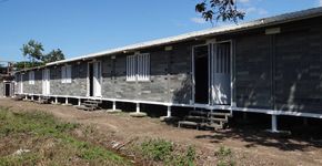 Arquiteto usa plástico para construir casa para moradores de rua