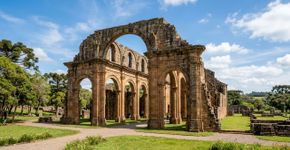 Ruínas de pedra erguidas em terras guaranis nos séculos XVII e XVIII: o sítio gaúcho que preserva os restos de uma missão jesuítica e integra um patrimônio mundial compartilhado pelo Brasil e pela Argentina