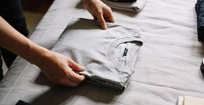 A técnica simples que faz caber muito mais roupa na gaveta