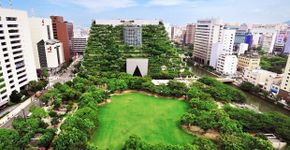 No Japão, edifício tem teto verde de 60 metros e parque com área de lazer e convivência