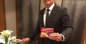 Bolsonaro ironiza a Folha com foto de macarrão instantâneo
