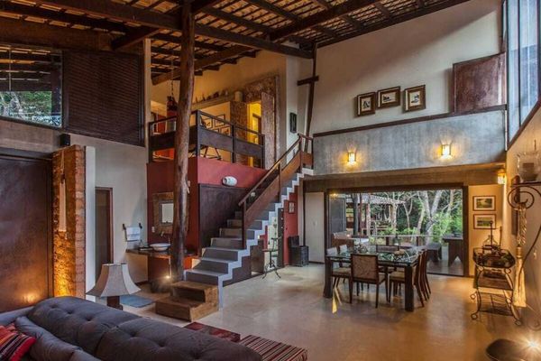Interior da Casa na Mata
