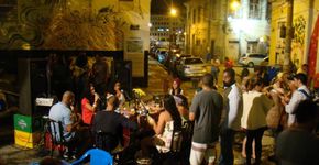 Moça Prosa faz roda de samba na Pedra do Sal