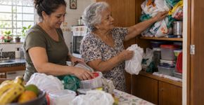 Filhos resolveram organizar os armários da mãe, encontraram sacolas dentro de sacolas, dezenas de potes reutilizados e perceberam que cada objeto que tentavam jogar fora vinha acompanhado da mesma frase