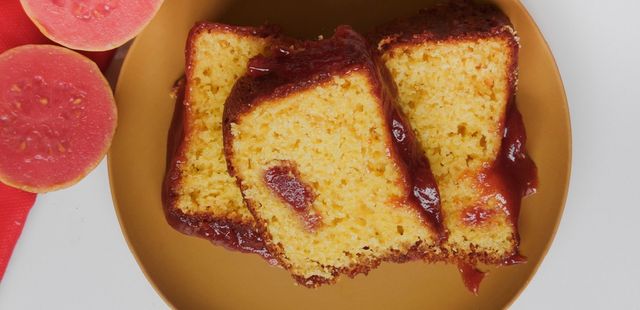 Bolo de fubá com goiabada para o melhor café da manhã