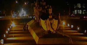 Câmera flagra momento em que casal faz intervenção em monumento