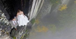 Fotógrafo faz registros incríveis de casal de noivos em penhasco