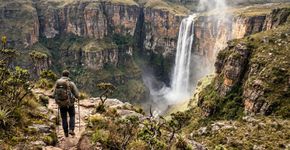 Quase 300 quilômetros de trilhas atravessam três biomas e levam a 33 cachoeiras: o parque baiano de 152 mil hectares onde a Cachoeira da Fumaça despenca entre os paredões da Chapada Diamantina.