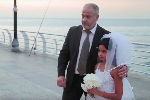 Experimento testa reação de público ao ver casamento de homem de 50 anos com criança de 12 