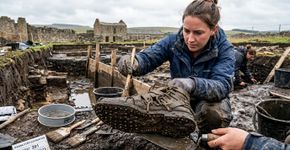 Arqueólogos começaram a encontrar sapatos romanos enormes no mesmo forte e ainda não sabem por que tantos moradores usavam calçados gigantes