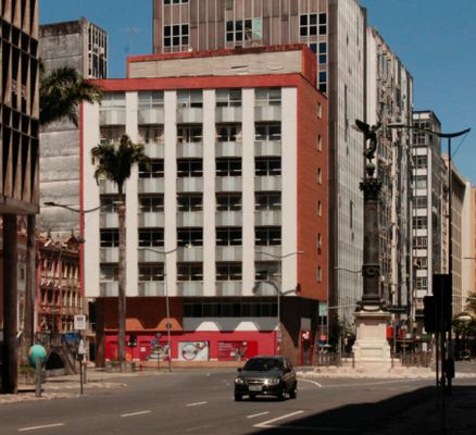 Localizado na Rua Miguel Calmon, 57, Comércio, o edifício Cd. Pereira Marinho, tem o seu projeto feito pelo arquiteto José Bina Fonyat. Foto: reprodução/@prediosdesalvador