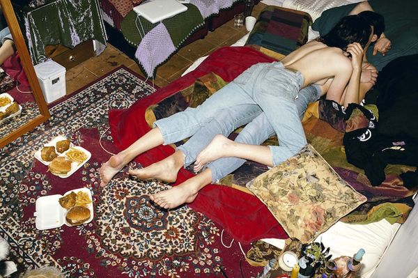 Junk food e sensualidade em ensaio arrebatador