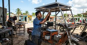 Em Cuba, um jovem de 21 anos criou uma pequena “fábrica” caseira de painéis solares, equipou 15 triciclos elétricos e aumentou sua autonomia, uma solução local que ajudou a manter o sustento de vários trabalhadores vivos