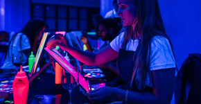 Foto: (Reprodução site oficial Neon Brush Experience)