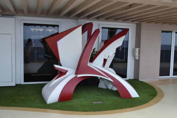 The Concourse é um jardim de esculturas ao ar livre, com obras projetadas por Alexander Krivosheiw 