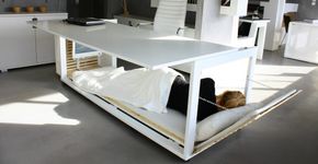 A mesa de escritório que vira uma cama para cochilar depois do almoço
