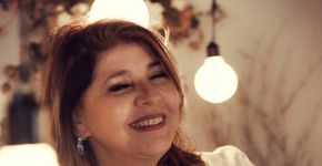 Roberta Miranda exibe os seios para fazer alerta sobre mamografia