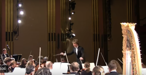 Reação hilária de espectadora desconcentra até a orquestra