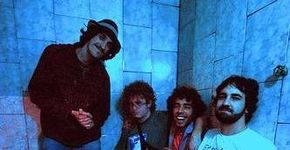 A banda Visitantes faz pocket show na Fnac Paulista