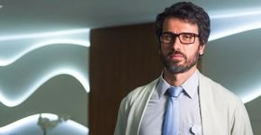 Médico gay vai procurar ajuda para transar com namorada em novela