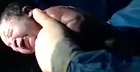 Vídeo emocionante mostra o nascimento de um bebê dentro da bolsa amniótica