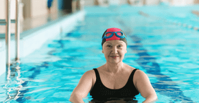 Dor nos joelhos ou nas costas? Veja 5 exercícios para fazer na piscina