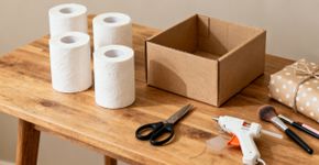 O organizador de maquiagem feito com rolos de papel que fica lindo e custa zero reais