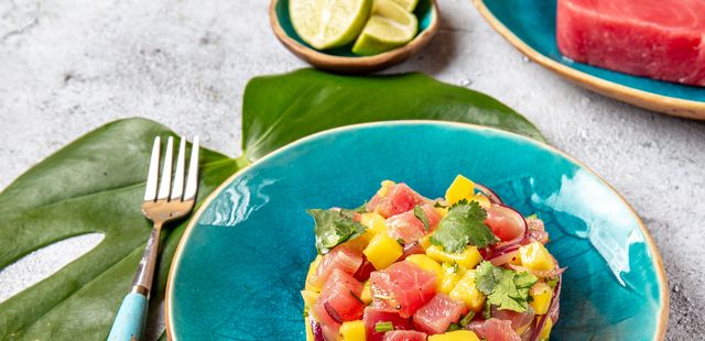 O tartar de atum com manga e pepino que vai deixar seus convidados de queixo caído