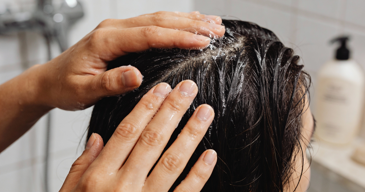 Como lavar o cabelo corretamente e acabar com a queda agora!