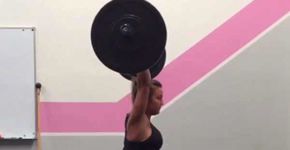 Mulher fitness grávida causa polêmica ao levantar peso de 40 kg