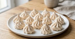 Merengue vegano sem clara de ovo: a água do grão-de-bico pode ser batida com açúcar e cremor tártaro até formar uma espuma firme capaz de ir ao forno