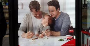 Coca-Cola divulga nova campanha com casal gay e seu bebê