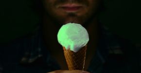 Novidade: sorvete que brilha a cada lambida