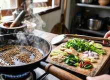 Featured side: Os chefs tailandeses concordam: “O curry mais saboroso não é feito com pasta pronta; é preciso tostar as especiarias no seco antes de qualquer coisa.”