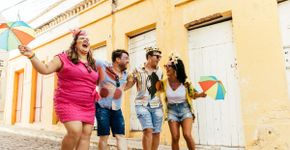 Carnaval sob calor recorde acende alerta para inchaço e dor nas pernas