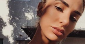 Mulher com endometriose tira selfie para mostrar efeito da doença