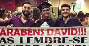 Amigos criam faixa sincerona em formatura de direito e viralizam