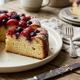 Featured mobile: A sobremesa proteica do dia: torta de ricota, limão e frutas vermelhas, sem farinha e super cremosa