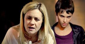 Débora Falabella beija Adriana Esteves e fãs vão à loucura