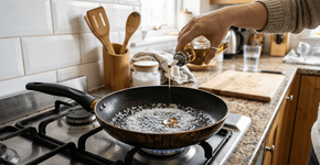 Misturar sal com óleo de cozinha: a solução poderosa para deixar as frigideiras antiaderentes como se fossem de loja
