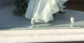 Loja de vestidos de noiva coloca manequim cadeirante em vitrine